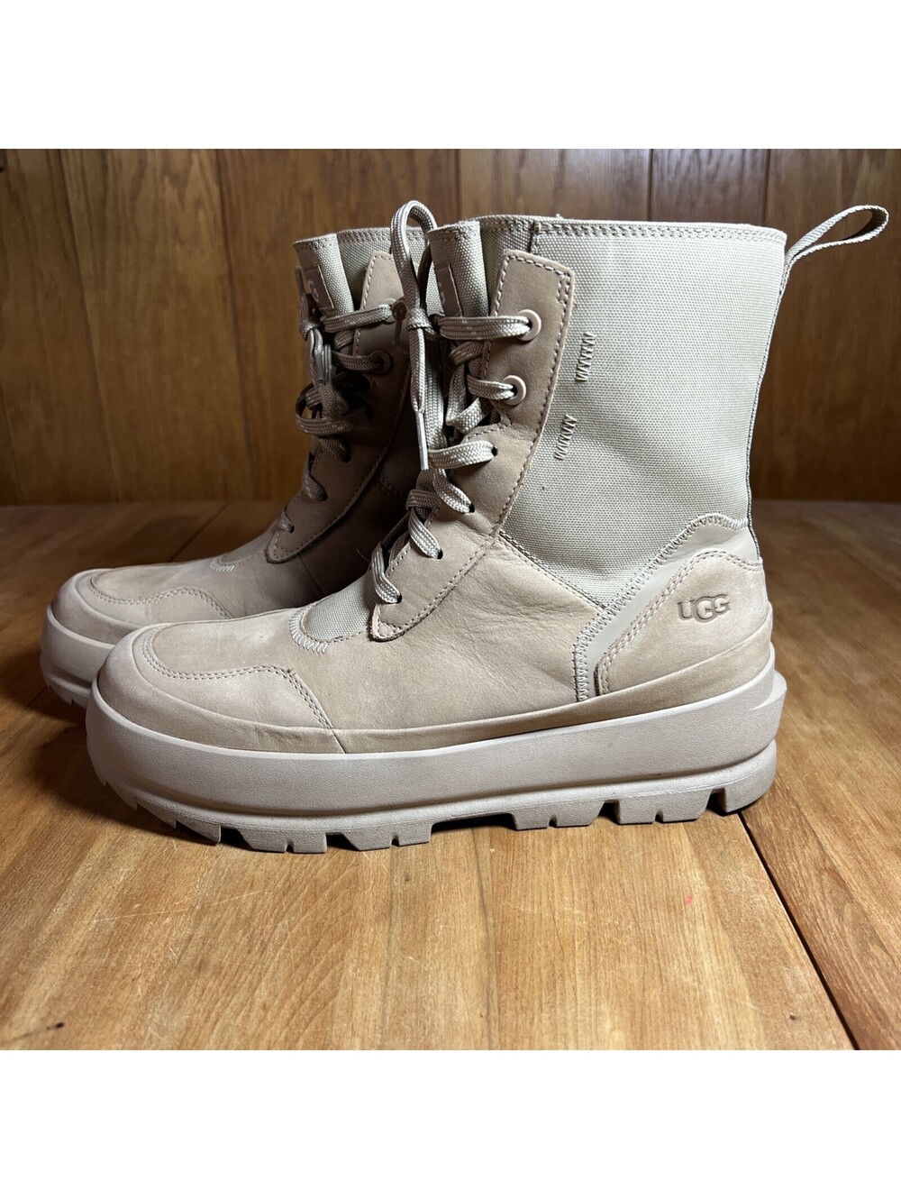 UGG The Lug Lace Up Woman’s Boots Size 8.5 1143833